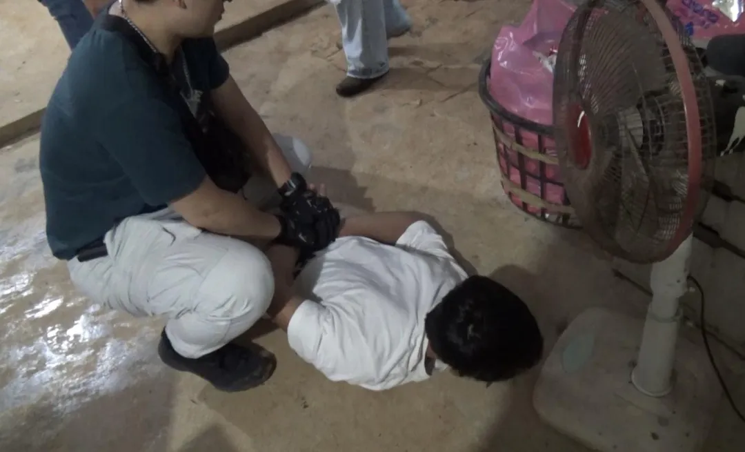製毒集團嫌犯遭警方壓制逮捕。(圖/翻攝畫面)