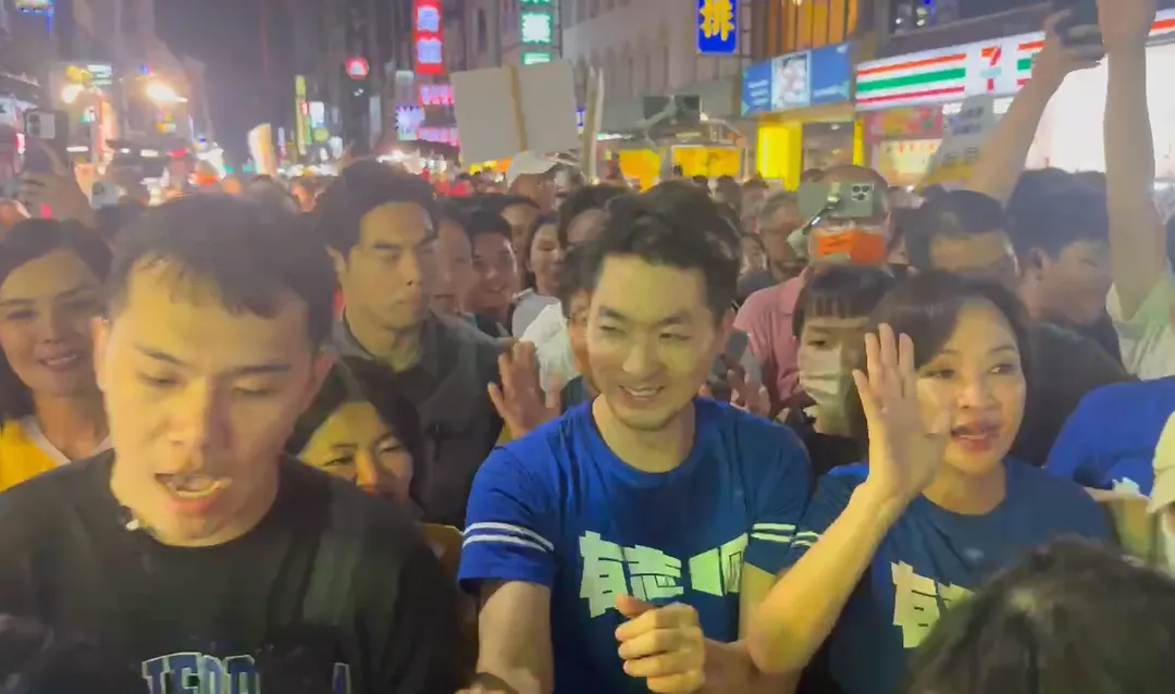 蔣萬安19日晚間與柯志恩到六合夜市掃街,現場湧入大批支持者,把夜市塞得寸步難行。(圖/網友提供)