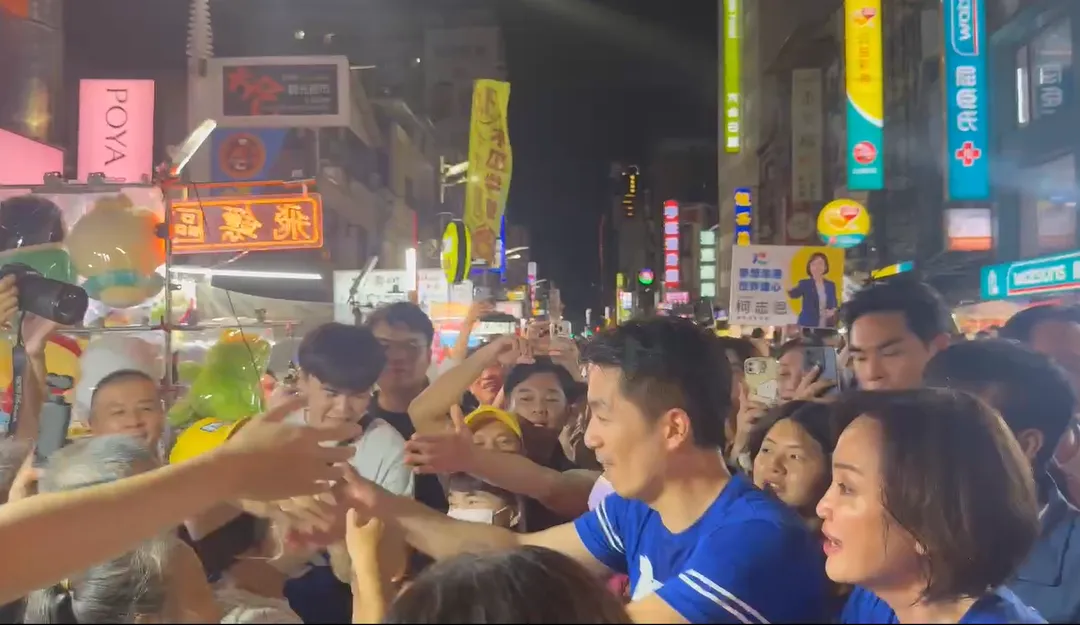 蔣萬安19日晚間與柯志恩到六合夜市掃街,現場湧入大批支持者。(圖/網友提供)