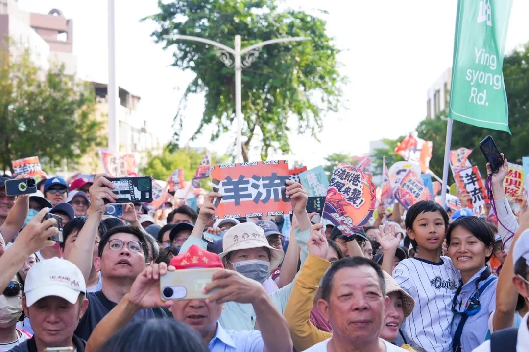 沈伯洋19日南下合體賴瑞隆,沿路吸引大批支持者跟隨。(圖/賴瑞隆競總提供)