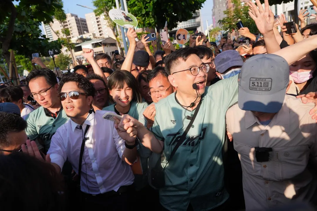 沈伯洋19日南下合體賴瑞隆,沿路吸引大批支持者跟隨。(圖/賴瑞隆競辦提供)