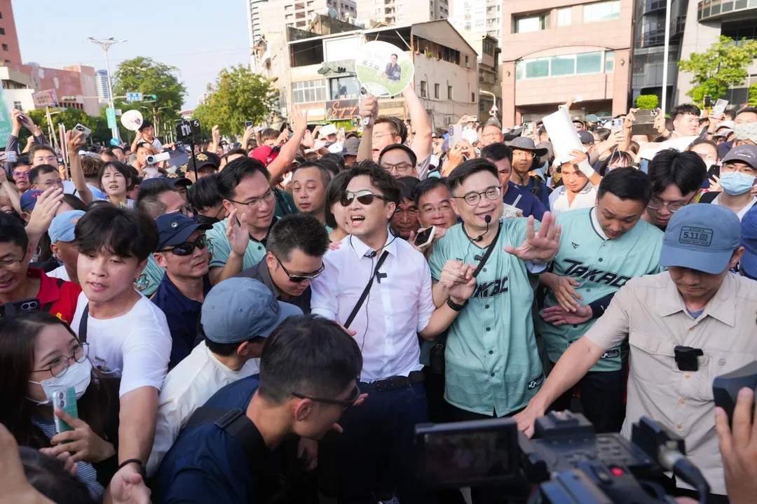 沈伯洋19日南下合體賴瑞隆,沿路吸引大批支持者跟隨。(圖/賴瑞隆競辦提供)