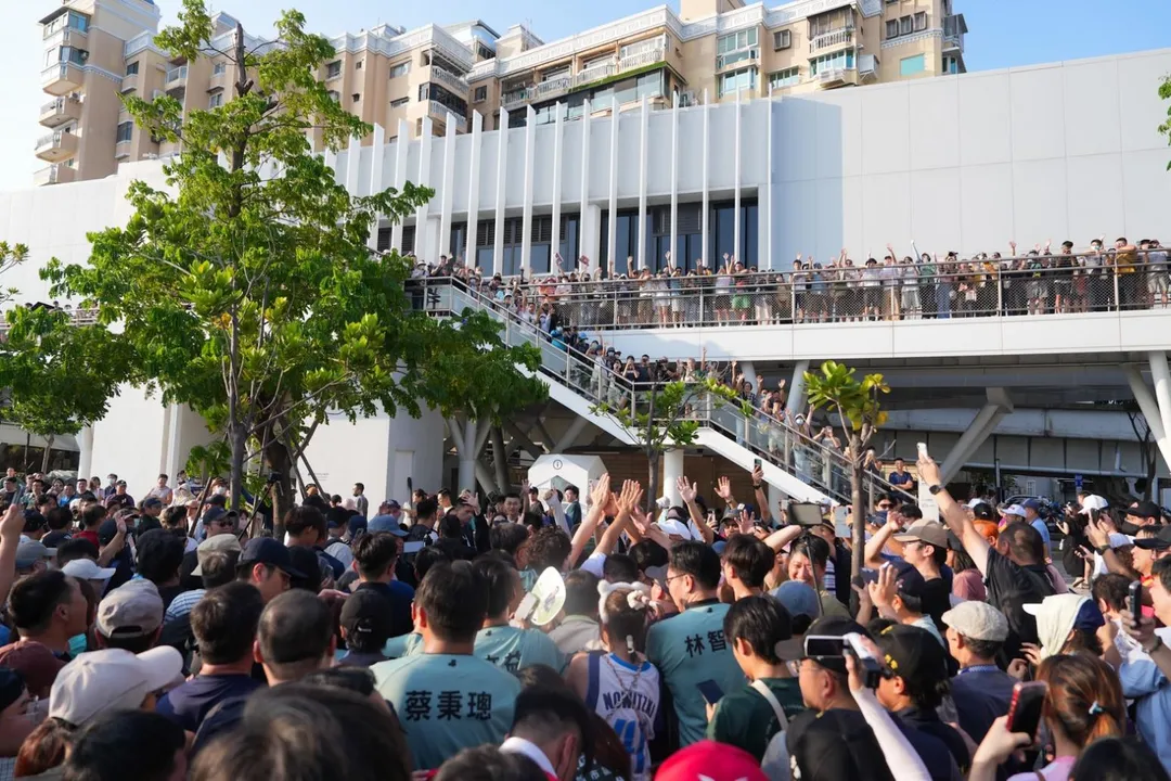 沈伯洋19日南下合體賴瑞隆,2人步行至愛河灣水樂園時,現場人潮大爆滿,甚至連2樓的海豚步道都站滿人。(圖/賴瑞隆競辦提供)