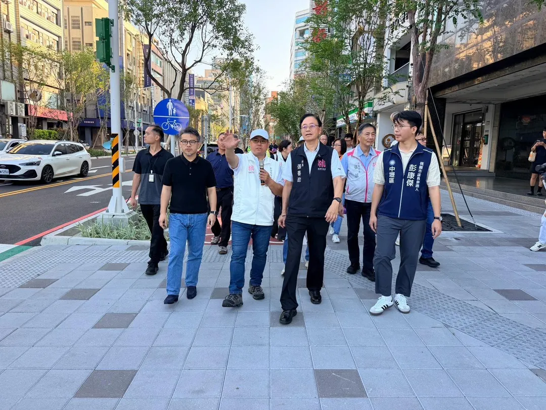 桃園市長張善政率都發、交通、文化、經發等局處及多位市議員，視察中壢舊城再生先期計畫「復興路人本環境改善計畫」。