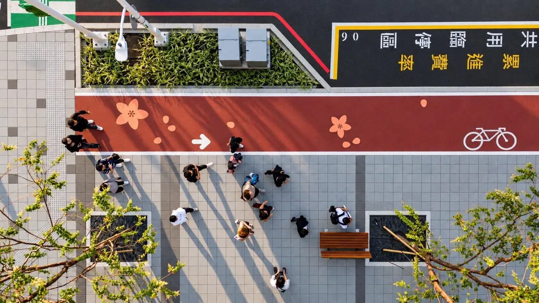 藝術家許和捷特以桃花彩繪意象結合自行車道標誌，創作專屬桃園的自行車道。