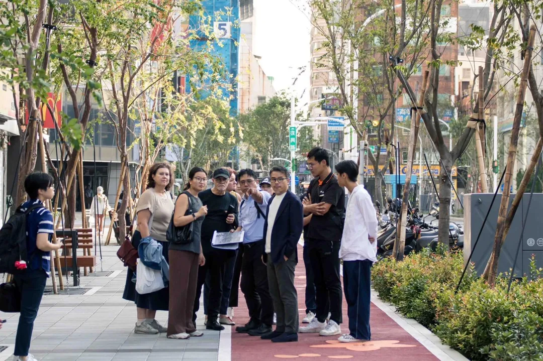 全球知名的法國城市學者Carlos Moreno，來台在都發局長江南志陪同下，特地造訪桃園中壢復興路，盛讚市府改善道路成效。