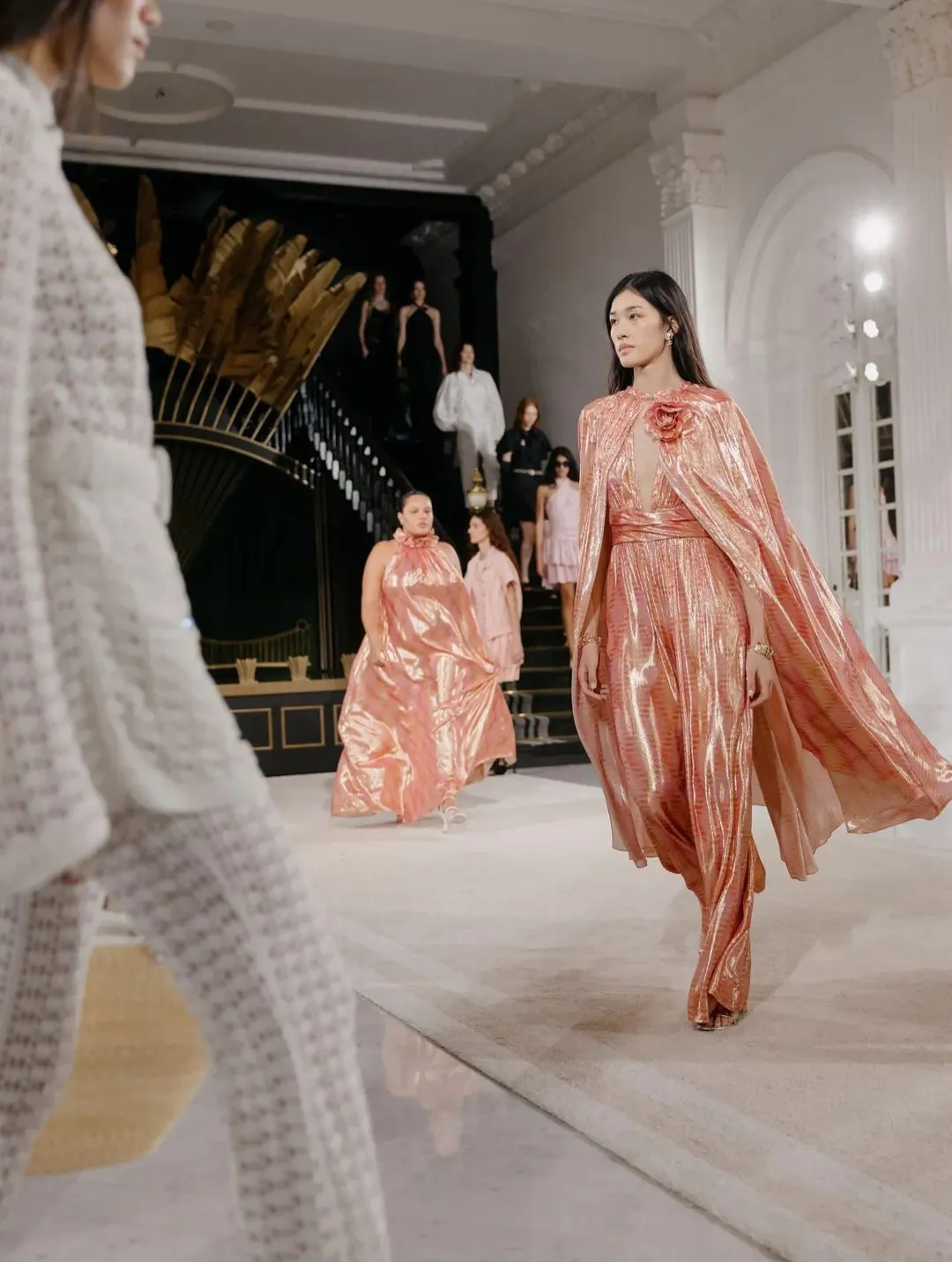 孫綺彤2024年登上香奈兒（CHANEL）在香港舉行的早春系列時裝展伸展台。（圖／翻攝自yeetsuen IG）