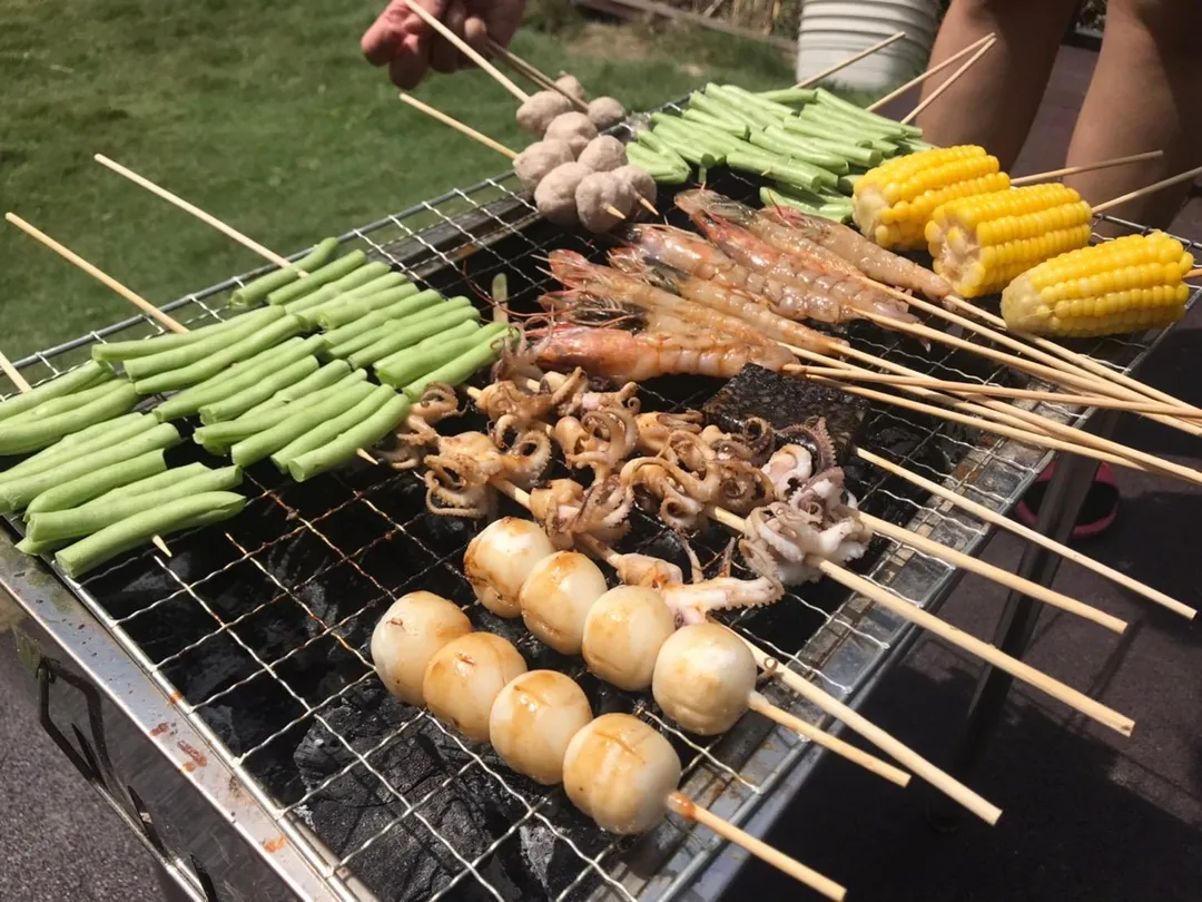 中秋節將至，月餅、烤肉、柚子是民眾團聚時常見的應景美食，但其中也可能暗藏高熱量、高油脂、高糖及高鈉等飲食負擔。（圖／南投醫院提供）