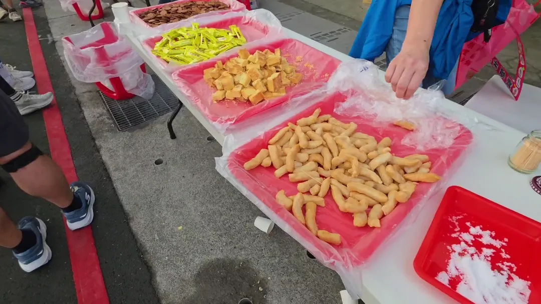 主辦單位提供給跑者們補充體力的食物。（圖／中天新聞）