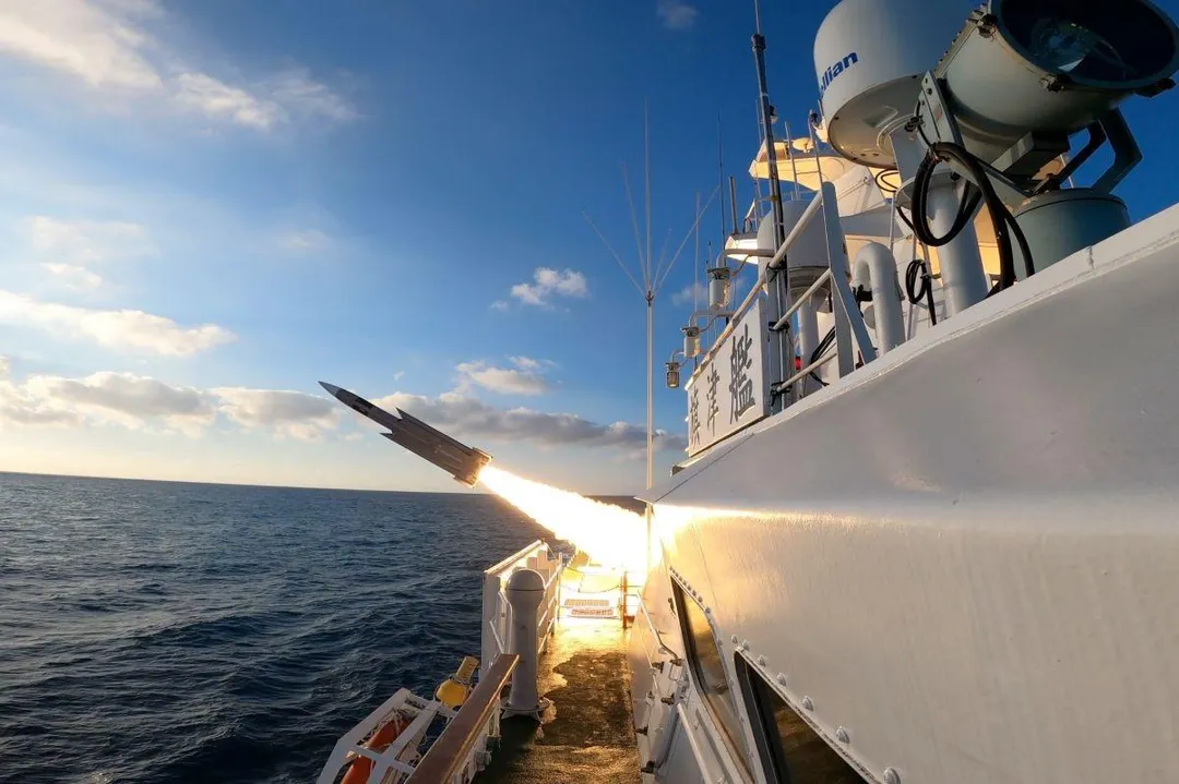 海巡署旗津艦射擊雄風三型飛彈。(圖/軍聞社)