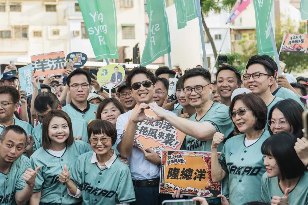沈伯洋19日南下與高雄市長參選人賴瑞隆合體造勢。(圖/競辦提供)