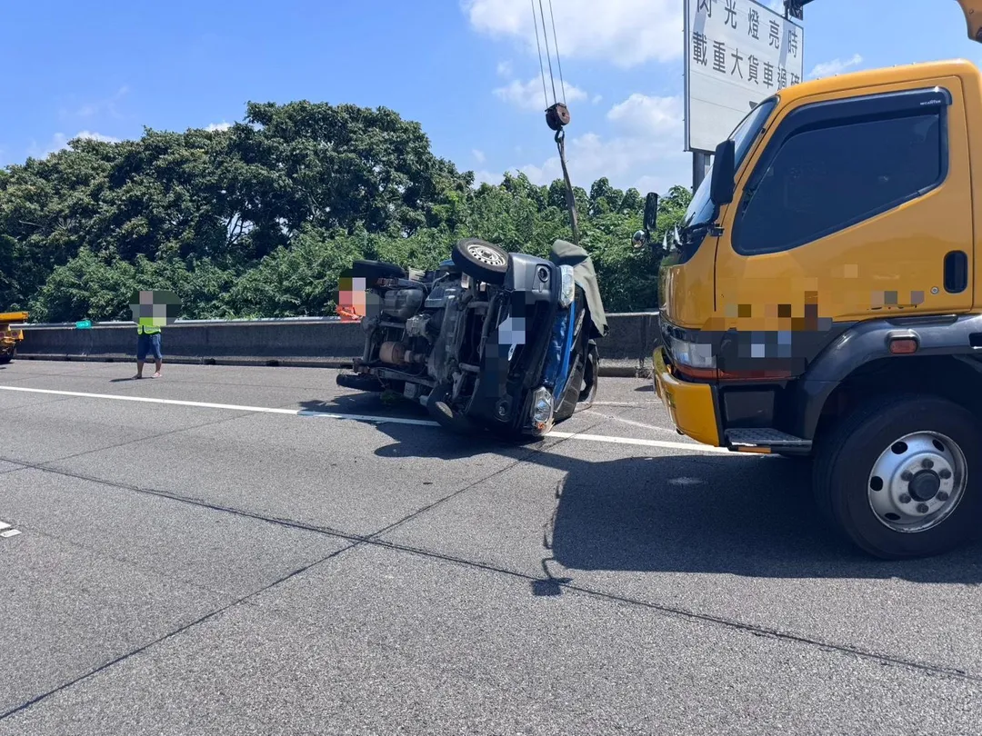 警方特別提醒，民眾於高速公路行駛期間若發現車輛異常，應立即減速並儘速駛離主要車道，停靠於安全的處所。（圖／警方提供）