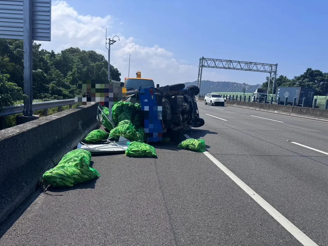 20日上午，46歲程男駕駛載滿新鮮玉米的小貨車，行經國道3號北向159.3公里台中大甲段時，因左後輪爆胎失控側翻於外側路肩。（圖／警方提供）