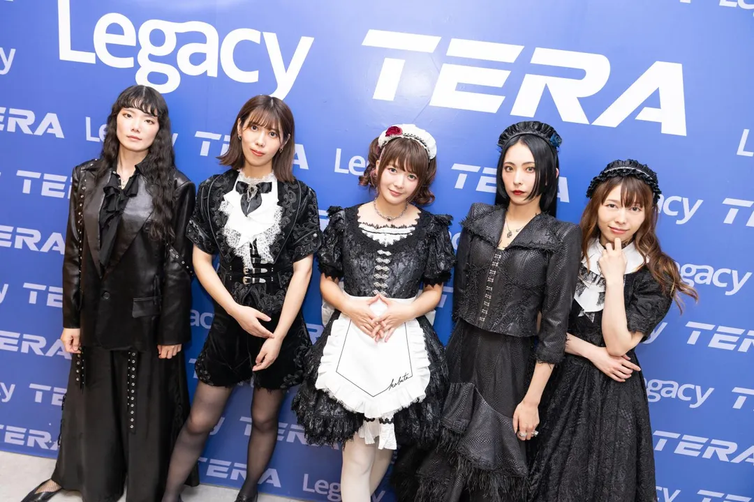 BAND-MAID團員為:貝斯MISA(左起)、鼓手AKANE、吉他兼主唱小鳩MIKU、主唱SAIKI、吉他KANAMI。(圖/Welcome Music 提供)