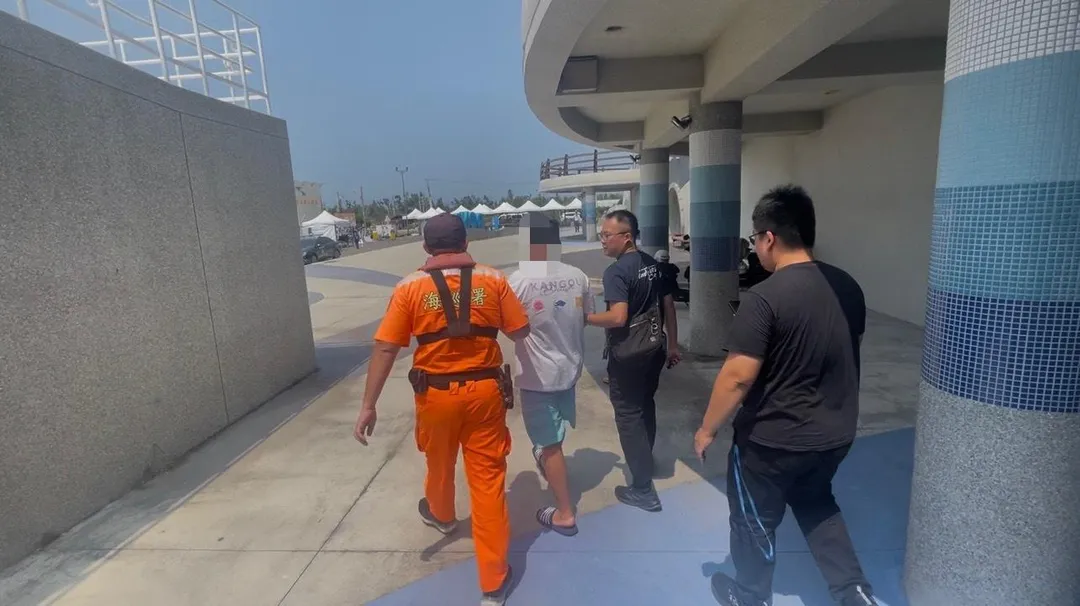 海巡人員核對身分後，當場將其逮捕，全案後續移交朴子分局偵辦。（圖／海巡署提供）