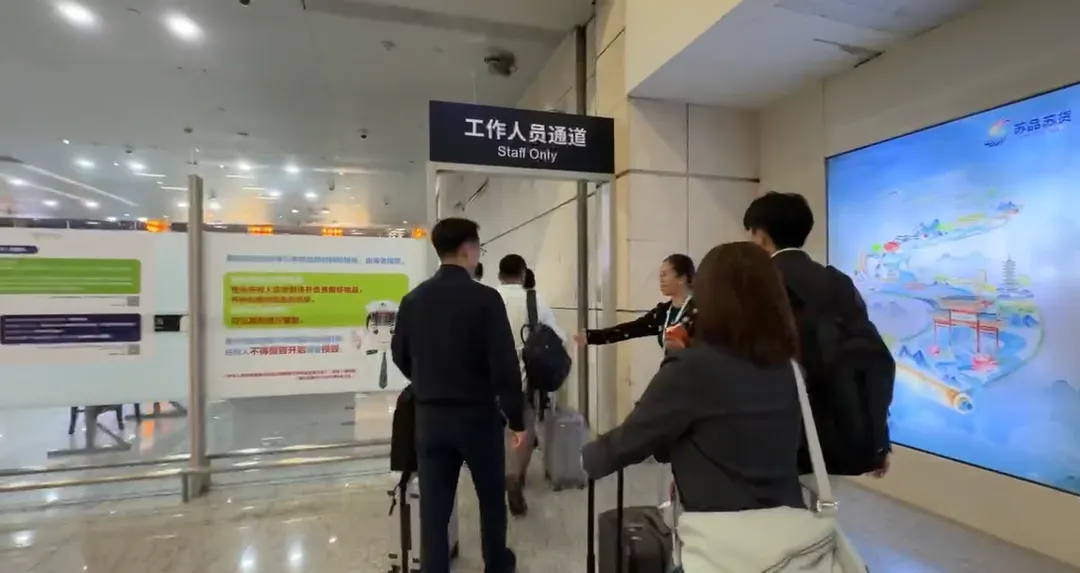 洪申翰抵達南京後,經由「工作人員通道」離開機場。(圖/中天新聞)