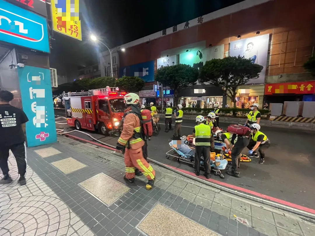 燒肉店業者初步回應，火警發生第一時間已進行人員疏散，顧客及同仁均安全撤離。（圖／新北市消防局提供）