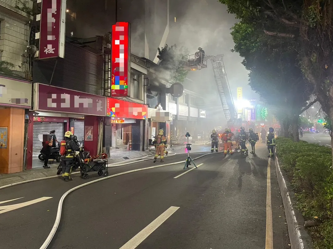 新北市三重區重新路二段一間日式燒肉店，今（20）日晚間8點20分發生火警，造成9人送醫，其中3人跳窗逃生。（圖／新北市消防局提供）