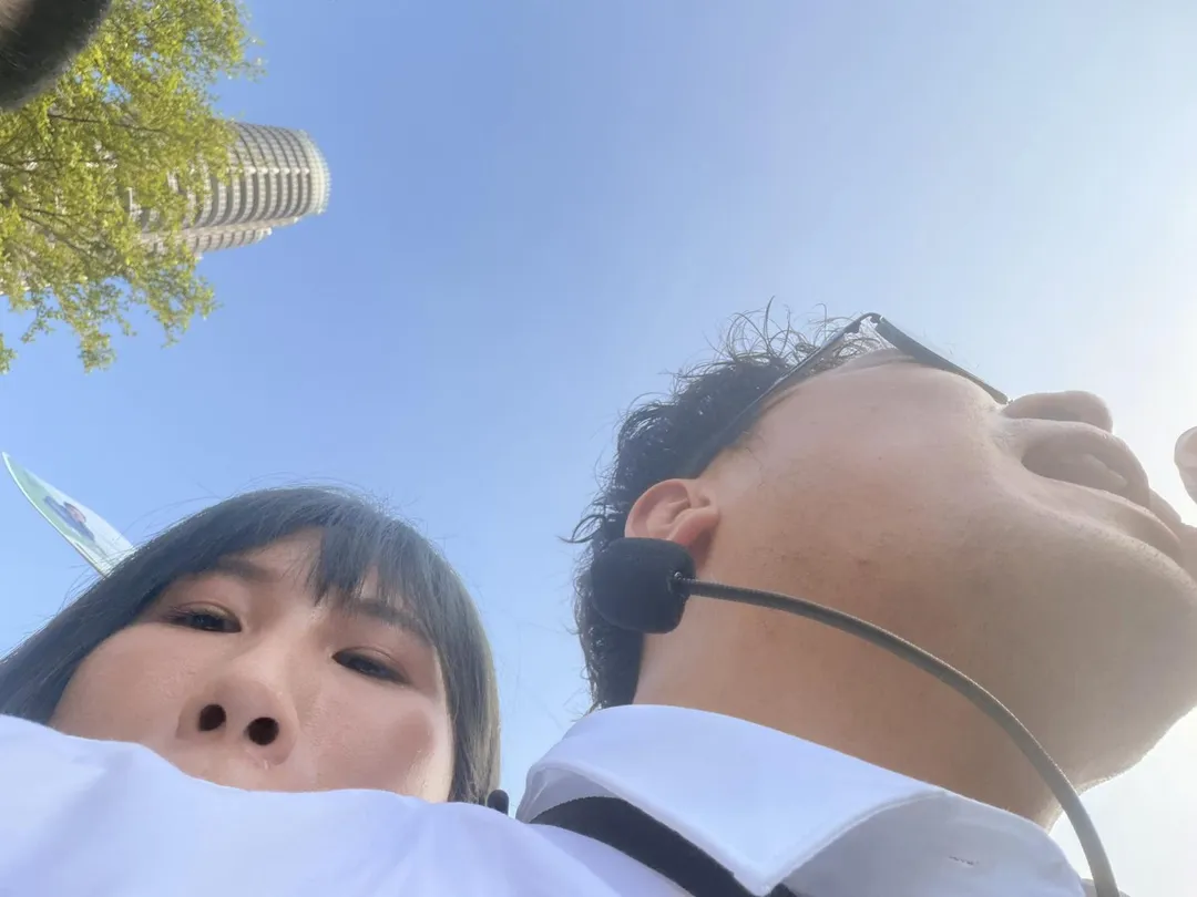 高雄市議員參選人黃敬雅PO出緊貼沈伯洋照片挨批。（圖／翻攝黃敬雅Threads）