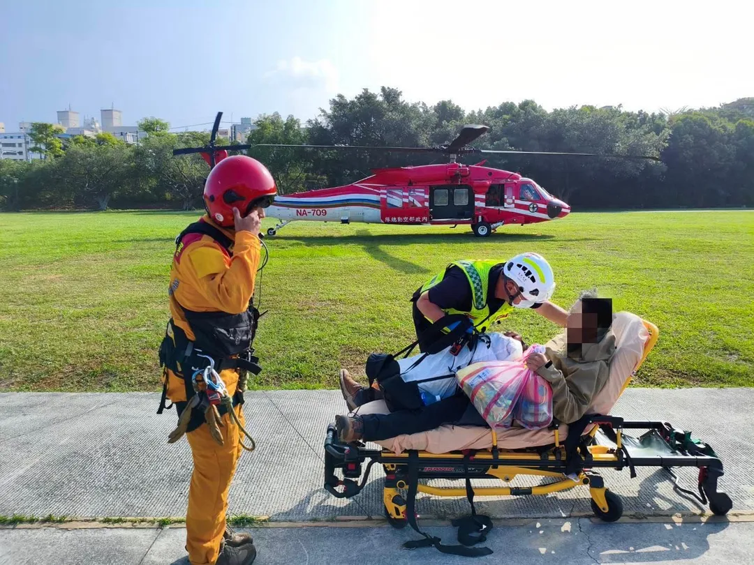 南湖大山上午發生山友韌帶拉傷，出動空勤直升機救援後送就醫的事件。（圖／中天新聞）