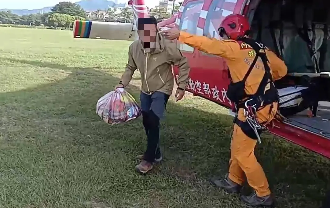 南湖大山上午發生山友韌帶拉傷，出動空勤直升機救援後送就醫的事件。（圖／中天新聞）