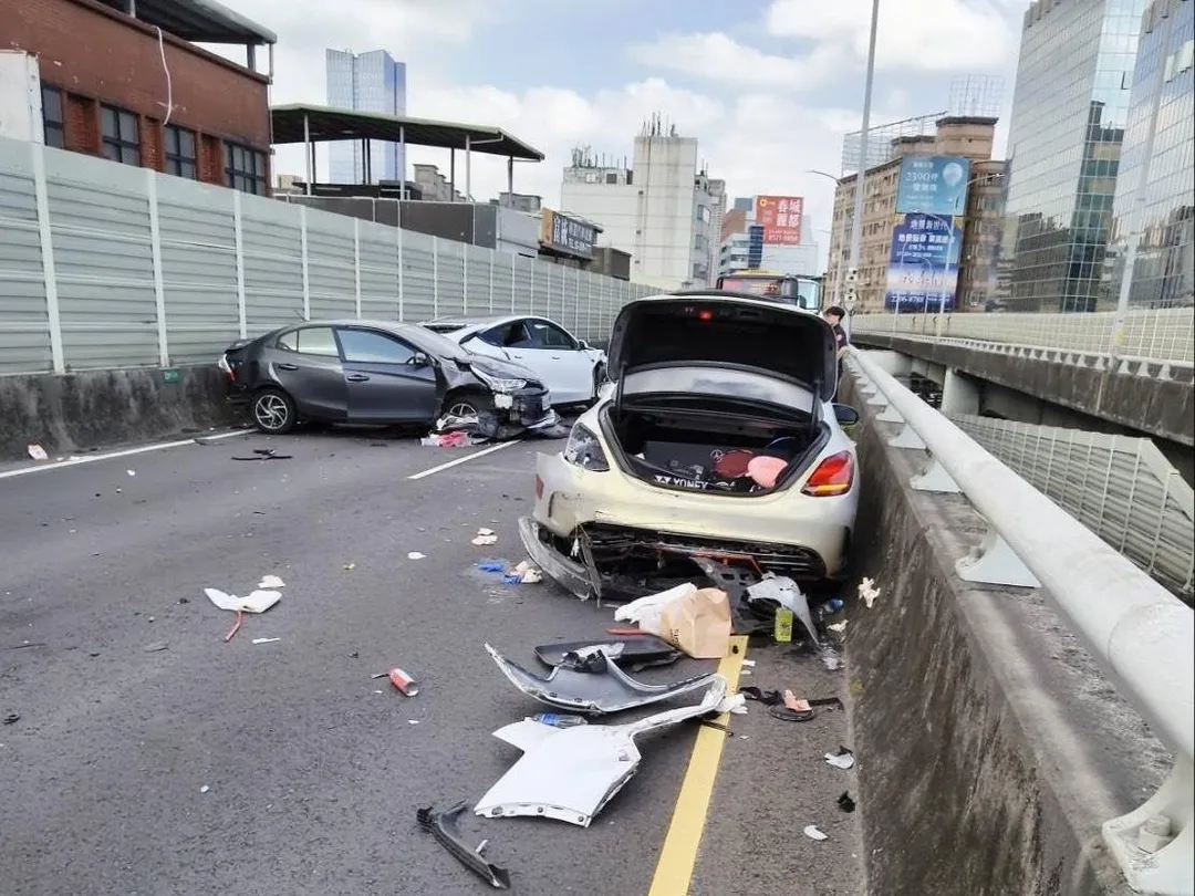 台1線高架4車追撞波及多車，警方確認4名駕駛均無酒駕。（圖／警方提供）
