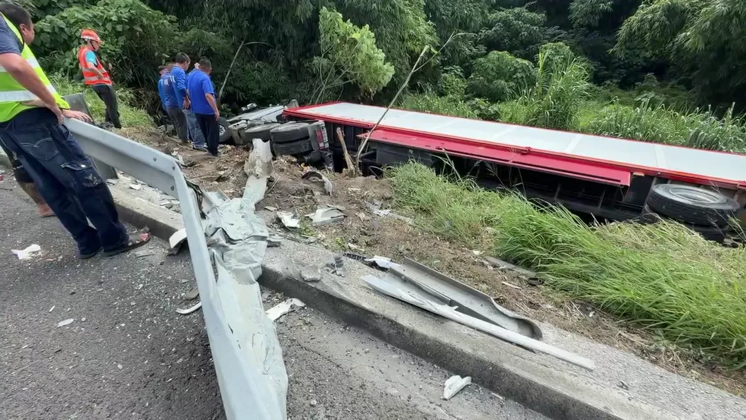 半聯結車行經國道1號斗南段爆胎翻落邊坡，警消獲報到場處理。（圖／中天新聞）