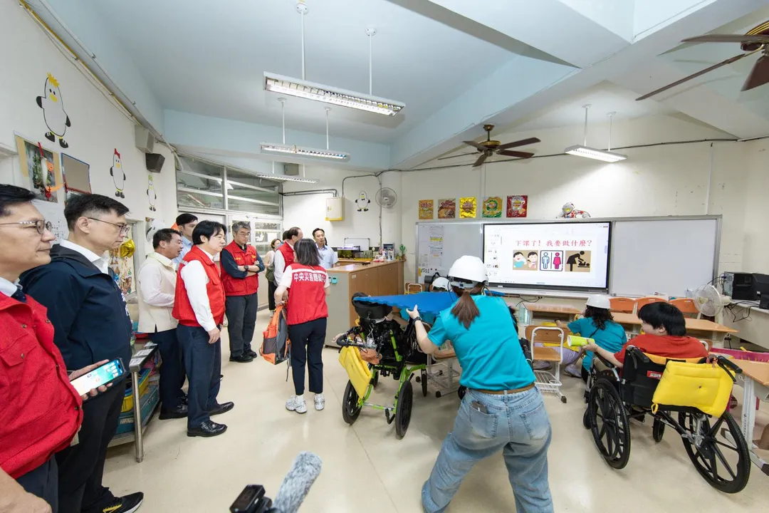 賴清德視導115年國家防災日－各級學校及幼兒園地震避難掩護演練。(圖/總統府)