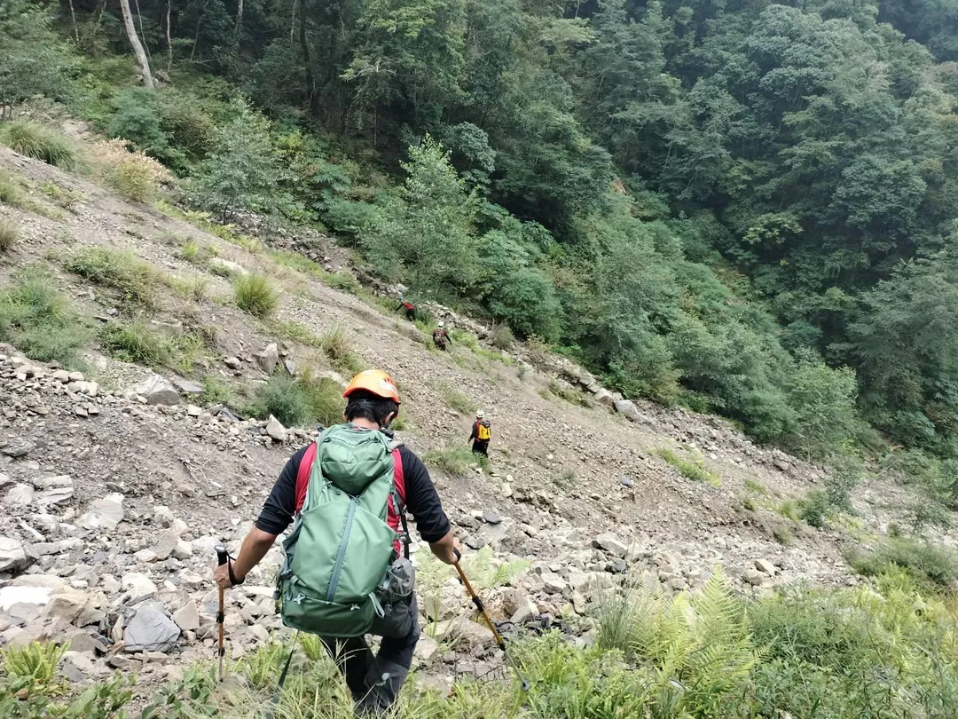 一名男子19日前往新竹縣五峰鄉霞喀羅古道登山,因遭遇崩壁阻路且體力耗盡受困,新竹縣政府消防局獲報出動警義消徹夜搜救。(圖/新竹縣政府消防局提供)