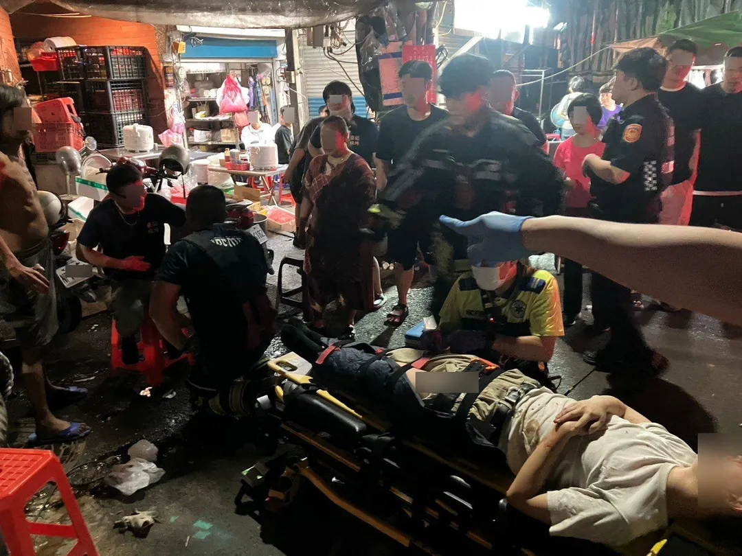 事故現場多部攤車遭撞毀翻倒，救護人員協助傷者送醫。（圖／中天新聞）