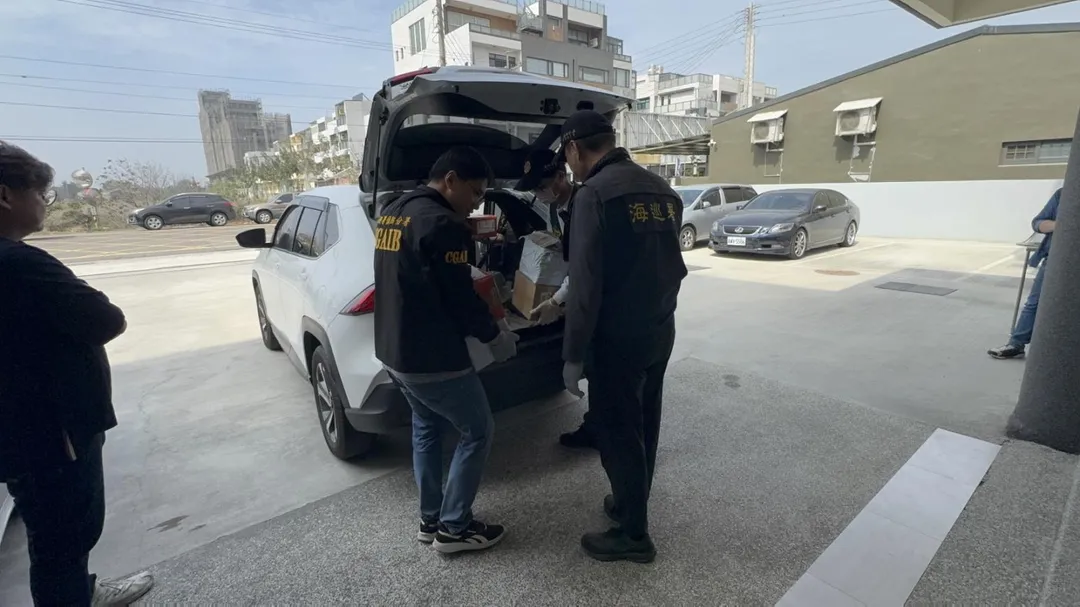 這批非法疫苗若流入國內養殖業，可供約10萬隻家禽施用，因成分不明且未經檢驗，恐釀成疫病蔓延。全案於近日偵結，依違反《動物用藥品管理法》將陳男提起公訴。（圖／海巡署提供）