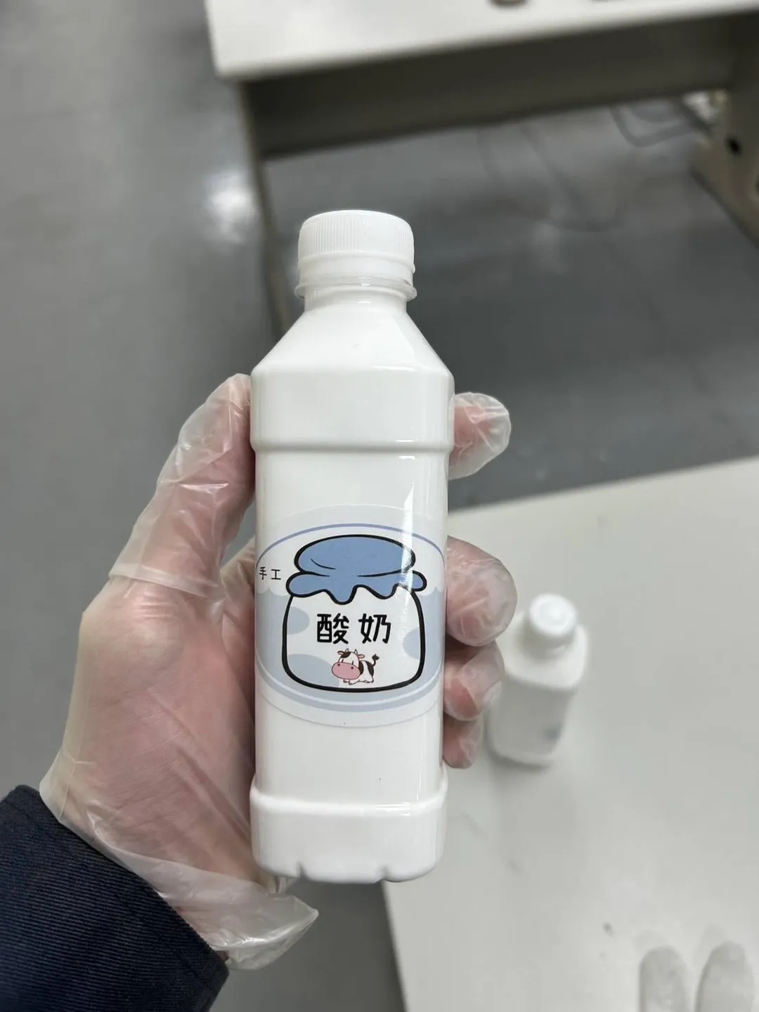 陳男不僅將報關收件人假冒為港星「劉德華」，更由賣家將貨品外包裝偽裝成日常飲用的「酸奶」，企圖以集貨運送模式矇混闖關。（圖／海巡署提供）