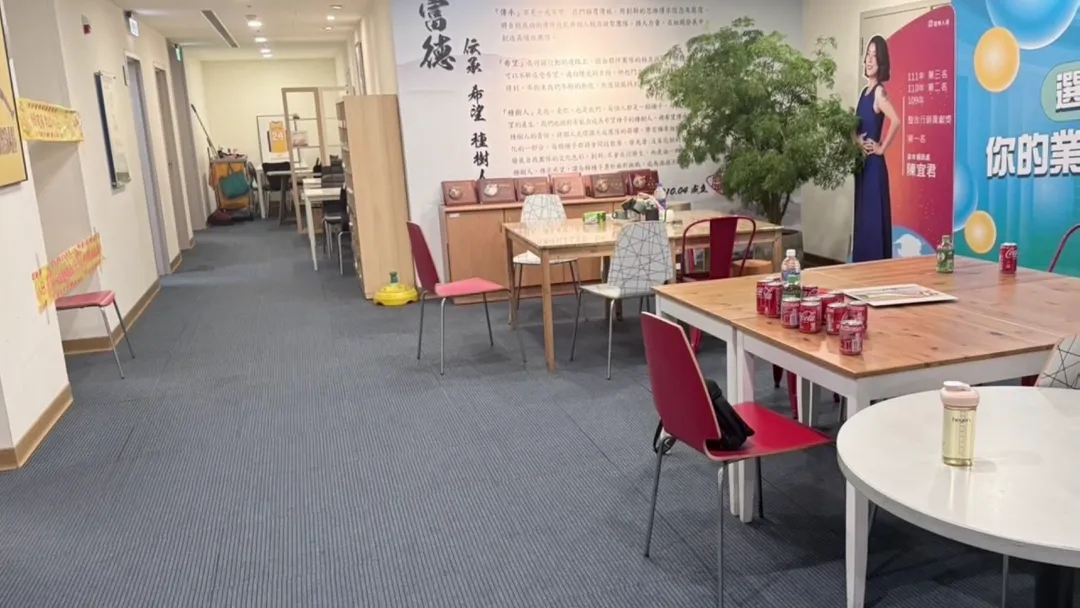 富邦人壽通訊處茶水間爆發持刀衝突,警方封鎖現場釐清案情。(圖/警方提供)