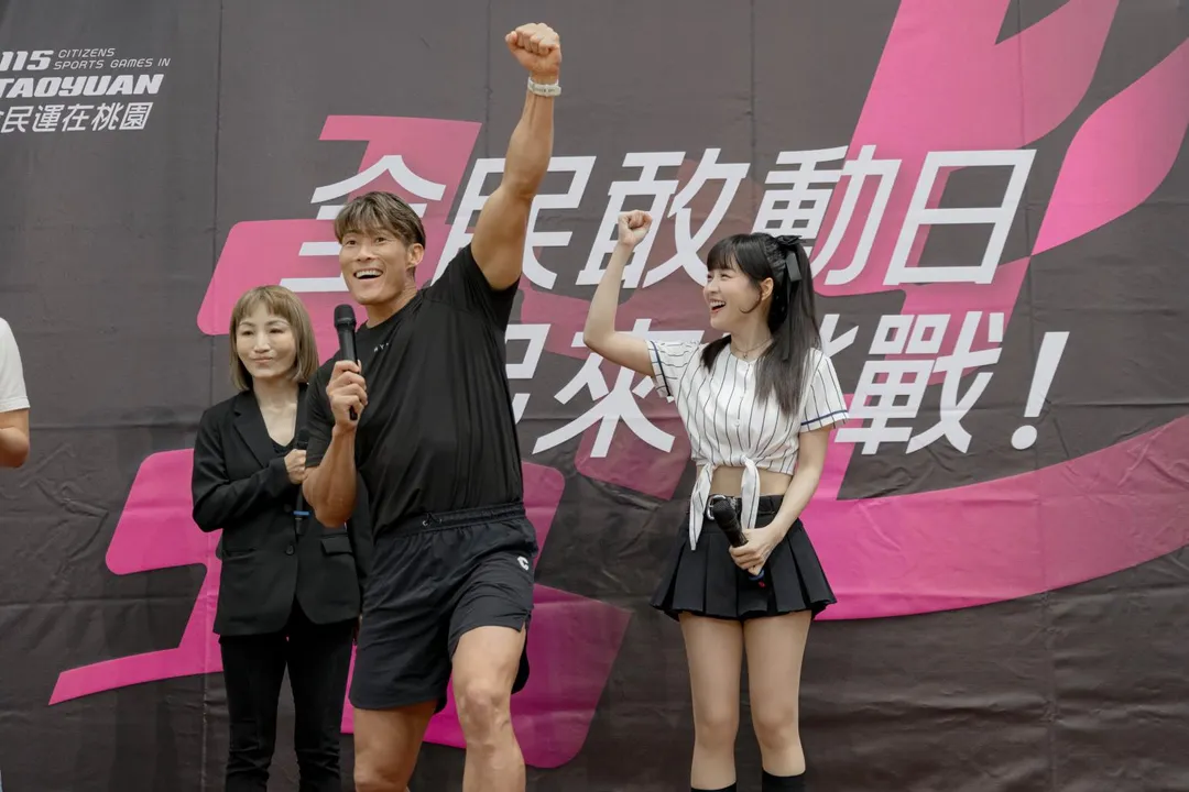 全民運國際交流大使糸井嘉男,及全民運推廣大使籃籃帶領大家一起進行暖身,也分享自身對運動的體悟。(圖/桃園市政府提供)