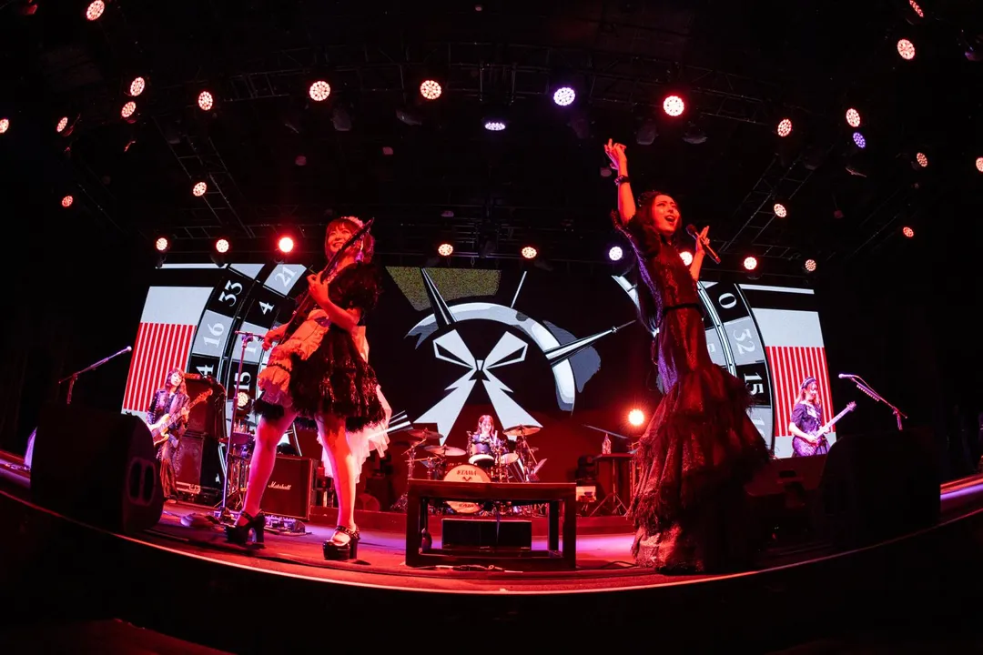 日本搖滾樂團BAND-MAID年初宣布明年將暫停所有演出，進入充電期。（圖／Welcome Music、COJKSSP 提供）