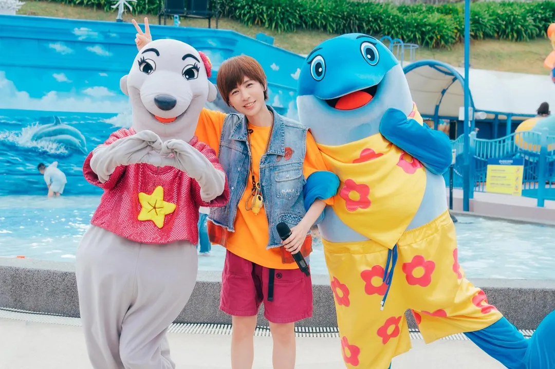 魏嘉瑩與花蓮海洋公園人氣吉祥物海豚大哥Donny、海獅姐姐Sissy一同演出。(圖/相信音樂提供)