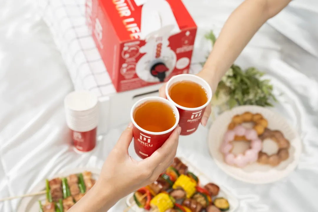 麻古全新推出「MACU VIBE 麻古茶果氣泡調酒」，共有「翡翠柳橙」與「荔枝蜜桃紅」兩款風味。（圖／麻古茶坊提供）