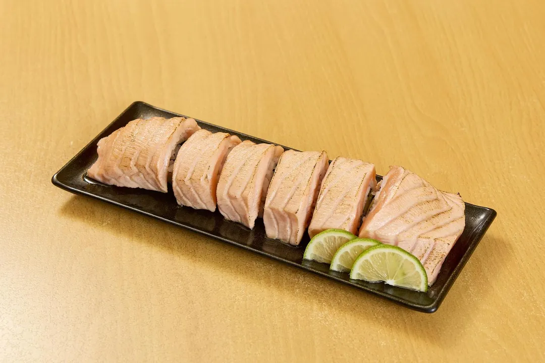 曾掀起朝聖風潮的「超滿足！生鮭魚腹一本燒」也霸氣回歸「壽司郎 TOGO 站前店」。（圖／壽司郎提供）