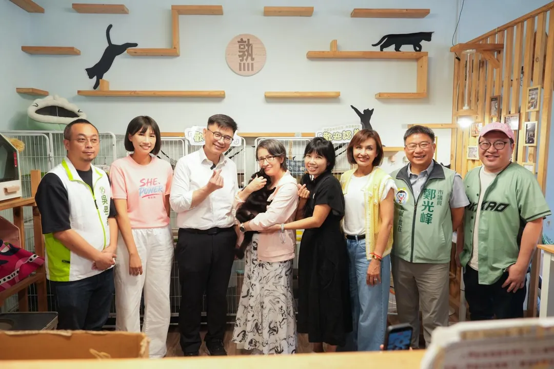 民進黨高雄市長參選人賴瑞隆釋出與副總統蕭美琴一同「撸貓」的宣傳畫面。(圖/賴瑞隆競辦提供)