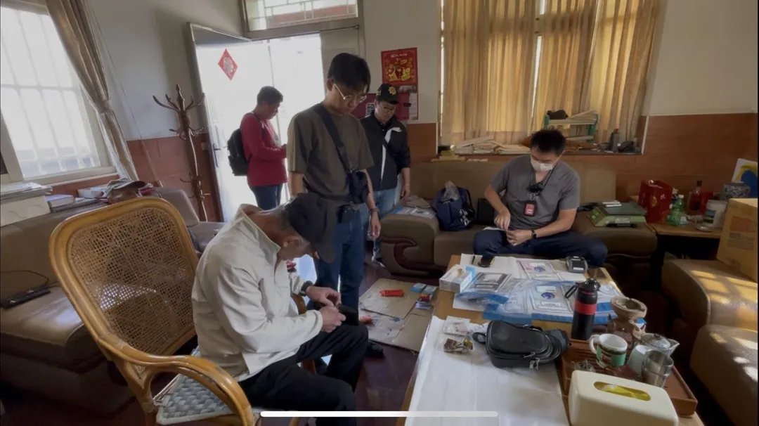 查緝隊搜索黃嫌住處。（圖／海巡署提供）