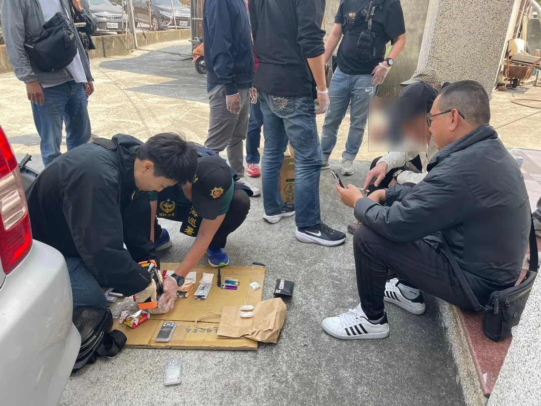 查緝隊查扣大批毒品及涉案證物。（圖／海巡署提供）