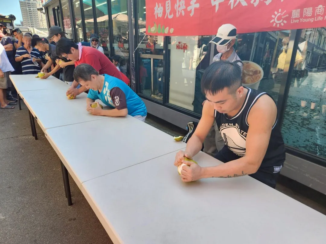 中秋剝柚賽。(圖/新北市政府高灘地工程管理處提供)