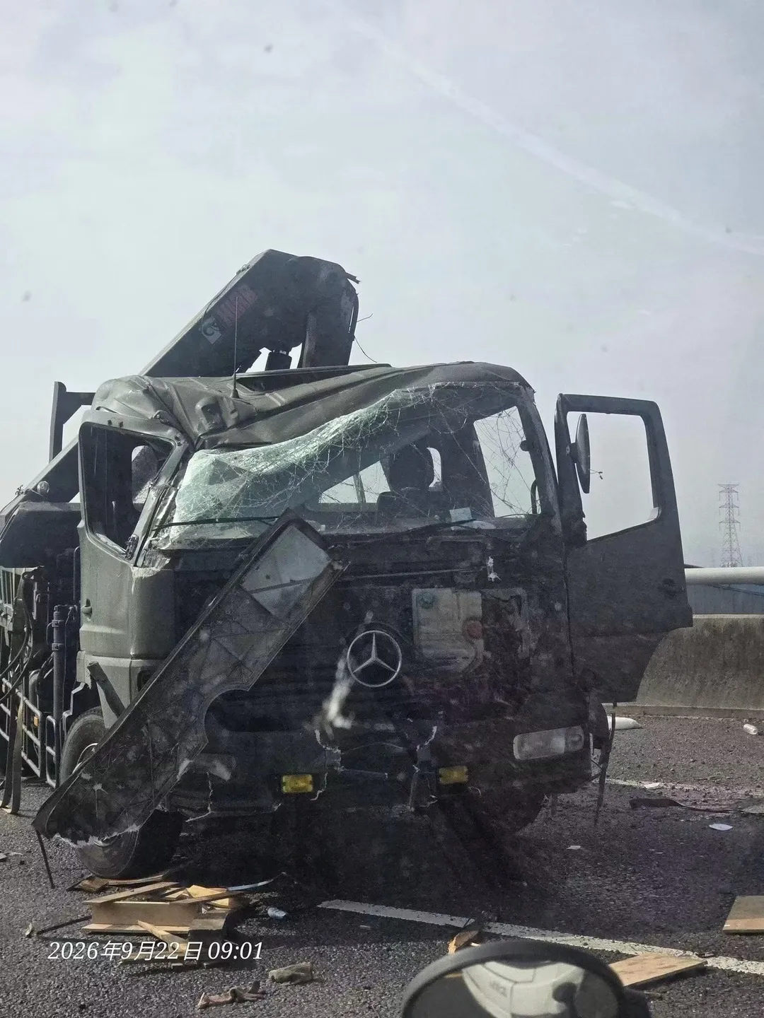 國道3號彰化段發生車禍，陸軍六軍團軍卡側翻。（圖／中天新聞）