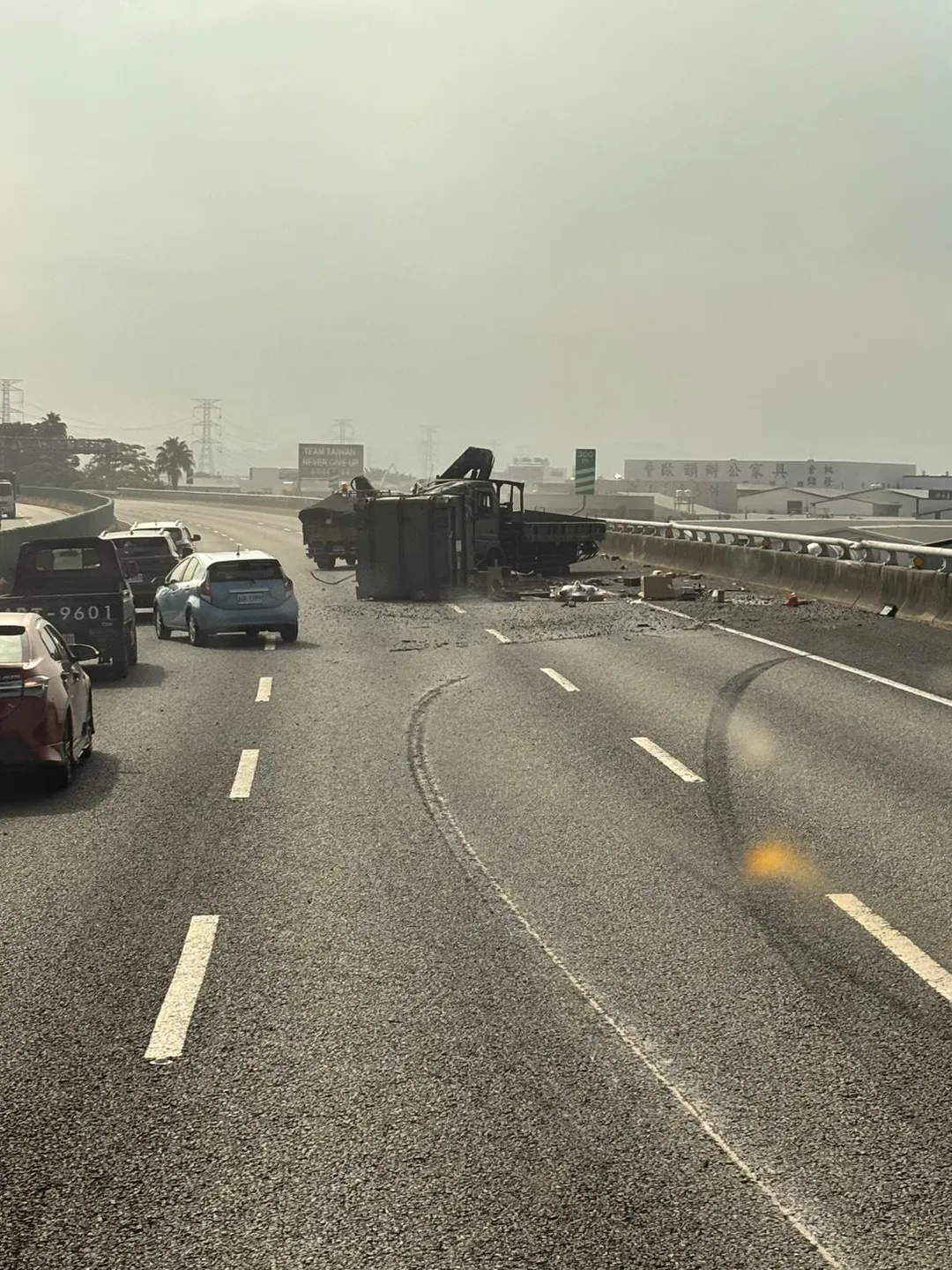 軍卡機件故障翻覆導致車頭毀損，所幸無人受傷。（圖／中天新聞）