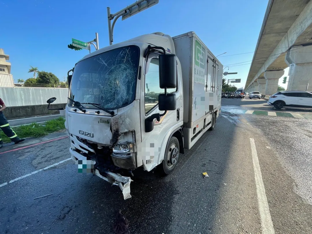 黃男駕駛的貨車於事故中左前方車頭輕微燒毀。(圖/中天新聞)