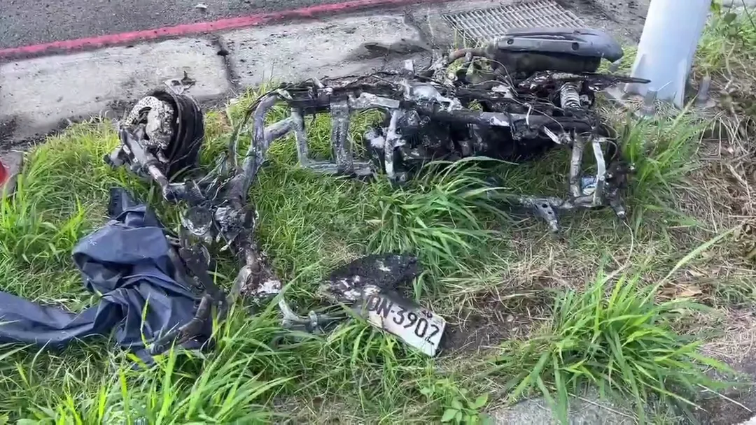 事故機車全車燒毀,消防人員到場迅速撲滅火勢。(圖/中天新聞)