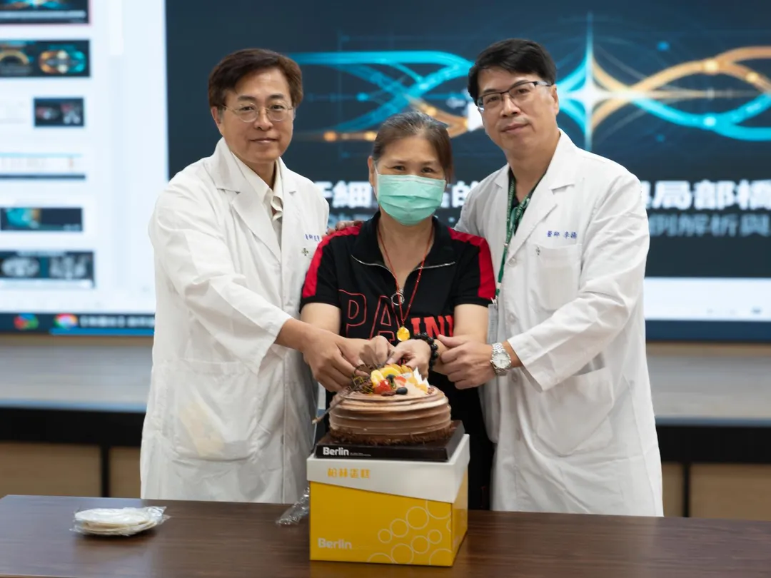 邱女士經台南市立醫院團隊治療後,恢復良好。正逢她生日前夕,主治醫師李楊成(右)特別準備蛋糕為她慶生。(圖/台南市立醫院)