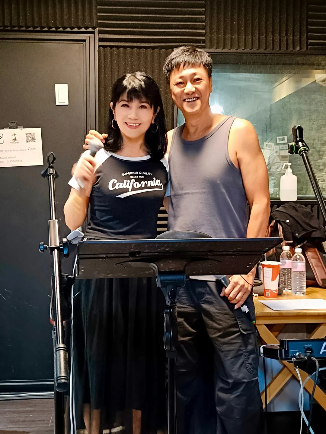 高明駿（右）找回35年前的螢幕搭檔陳艾湄（左）再續前緣合體為演唱會彩排。（圖／宇禾數位 提供）