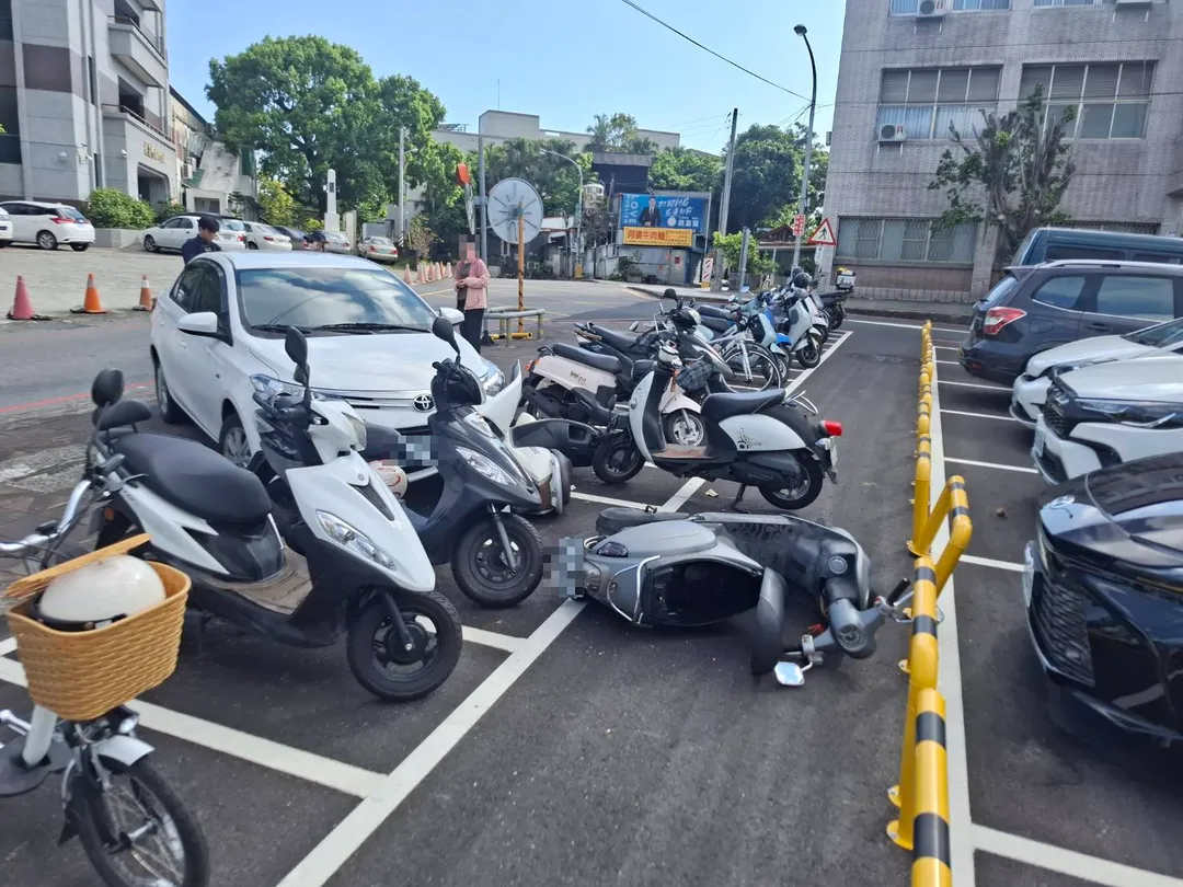 女駕駛因過度緊張誤踩油門加速衝撞人行道，再波及2輛機車。（圖／警方提供）