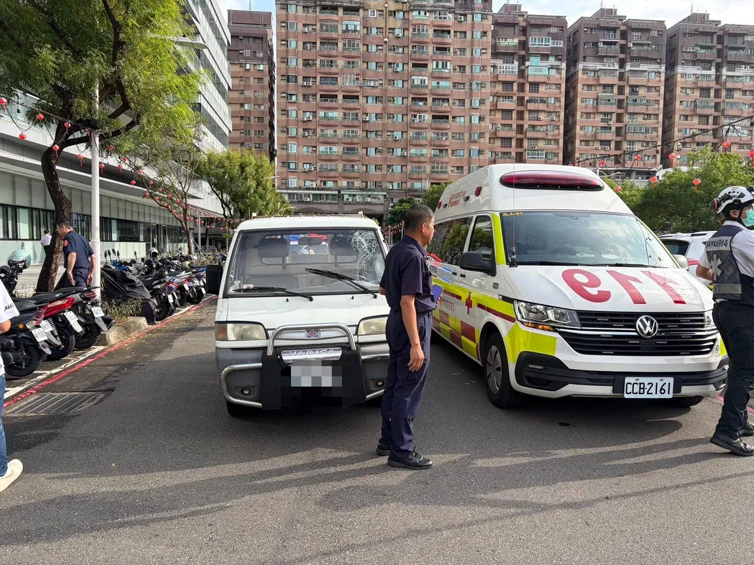 張土火於鳳山行政中心便道遭小貨車撞擊,送醫不治。(圖/警方提供)